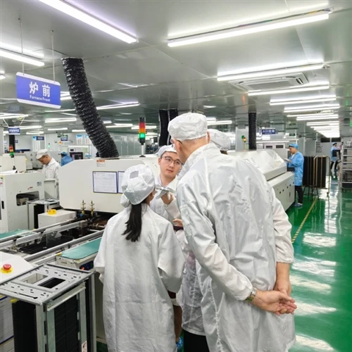Two U.S. Visitors Discuss An Early-Stage Health Product Concept At STHL