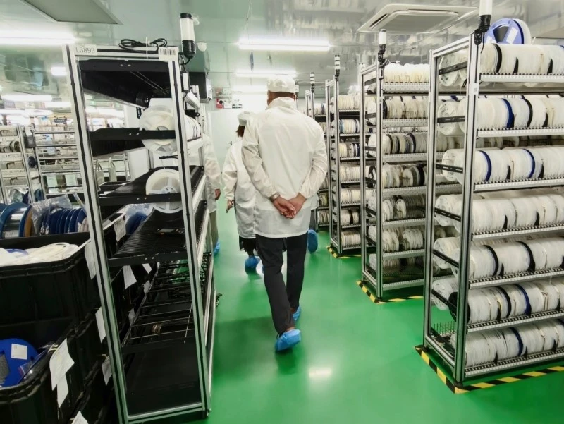 Material Handling and Storage at STHL Electronic component storage and material handling at STHL